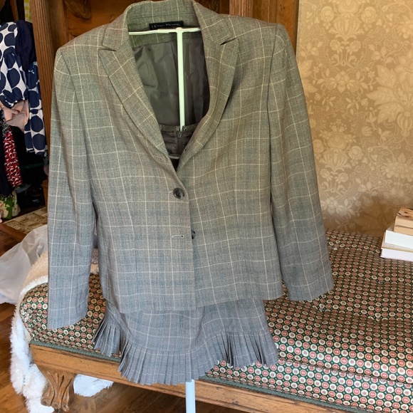 Evan Picone petite ruffle pleat suit. Never worn‎ - Picture 1 of 4